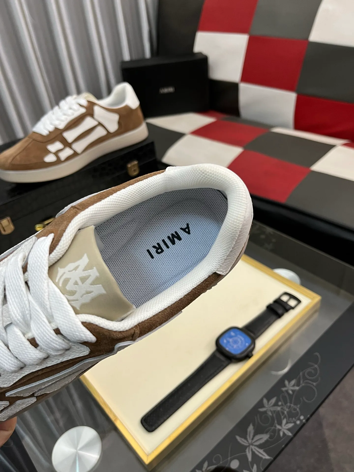 Men's shoes 💰420⌚️⌚️《AMIR*》New men's low-top casual sports sneakers bone shoes, another pair of irresistible bone shoes. Bone shoes are one of AMIRI's most popular items. They use first-layer cowhide uppers. The side bones are made of two cowhide laminations. They have a three-dimensional feel. The leather incisions are all oil-edged. Contrasting color design. Simple style. Fashionable sports. Customized metal LOGO nameplate to embellish shoelaces. Exclusive control of top version. Supports comparison. Breathable mesh lining Original rubber outsole A must-have item for daily leisure Suitable for various occasions Check it out if you are looking for high quality Super cool uppers Size: 38-445️⃣ Colors available
